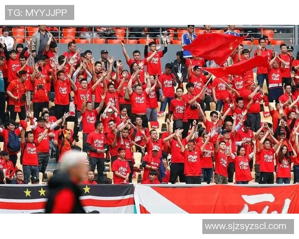 足球巨星独家赠送亲签球裤引发球迷热烈追捧成为收藏焦点