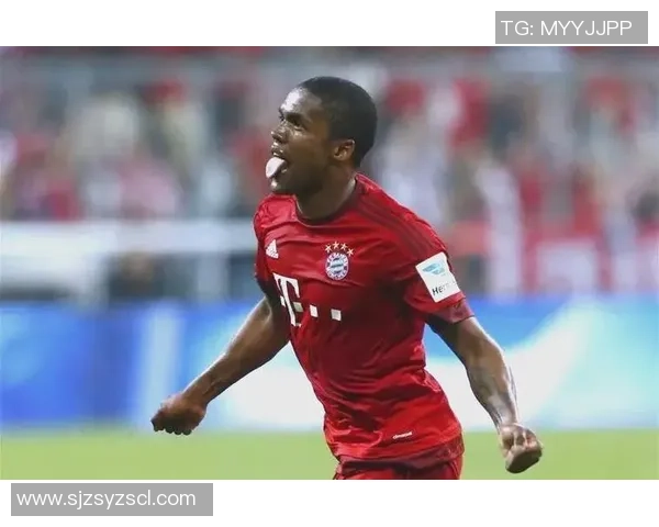 足球球星举手瞬间引发全场热议展现独特个人魅力与团队精神